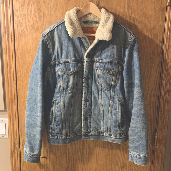 Levis Sherpa Boyfriend Jacket - Gently Used - Size Medium - Picture 3 of 3
